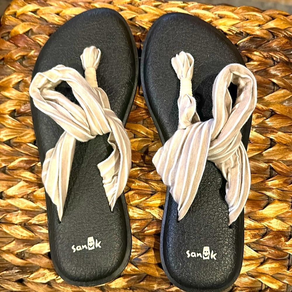 BNWOT SANOK YOGA SANDALS SIZE 7